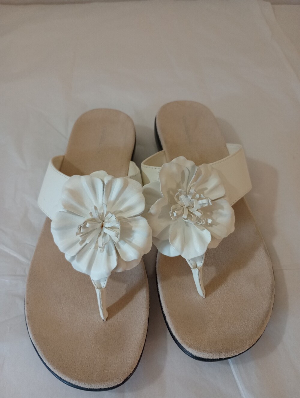 Croft & Barrow Ginny Women's Size US 9 Med WhiteIvory/Cream Flower Thong Sandals